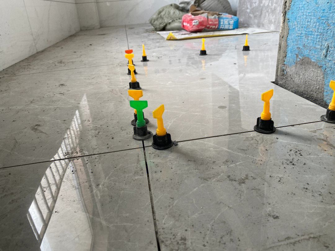 墙面砖翘起来怎么办(家里的墙砖翘起来了怎么修补)